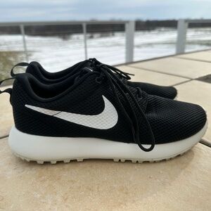 Nike Youth size 7 Spikeless Golf Shoes.  Black Mesh golf shoes with White Swoosh
